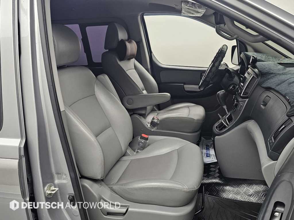HYUNDAI Starex - Vista 10