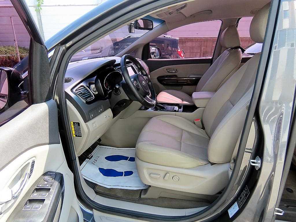 KIA Carnival - Vista 5