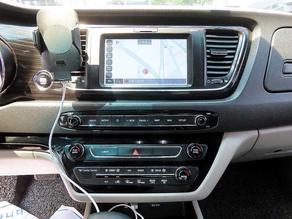 KIA Carnival - Vista 12