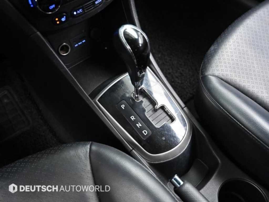 HYUNDAI Accent - Vista 9