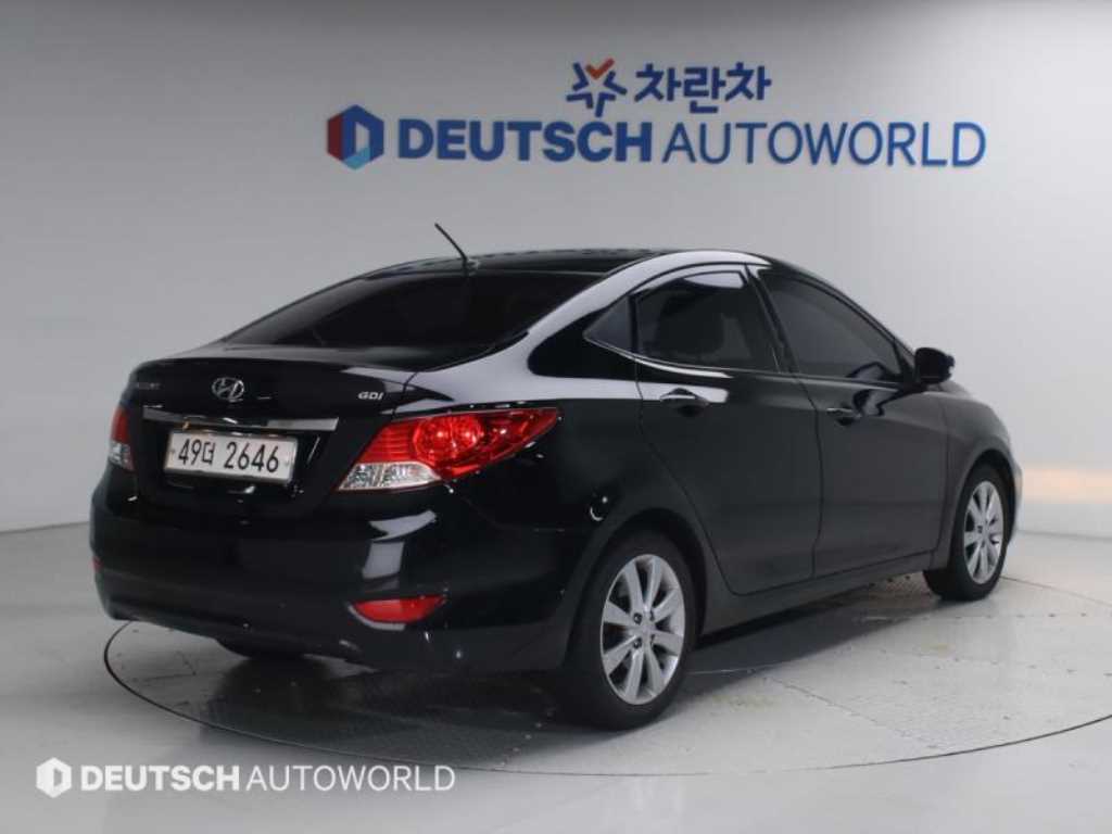 HYUNDAI Accent - Vista 2