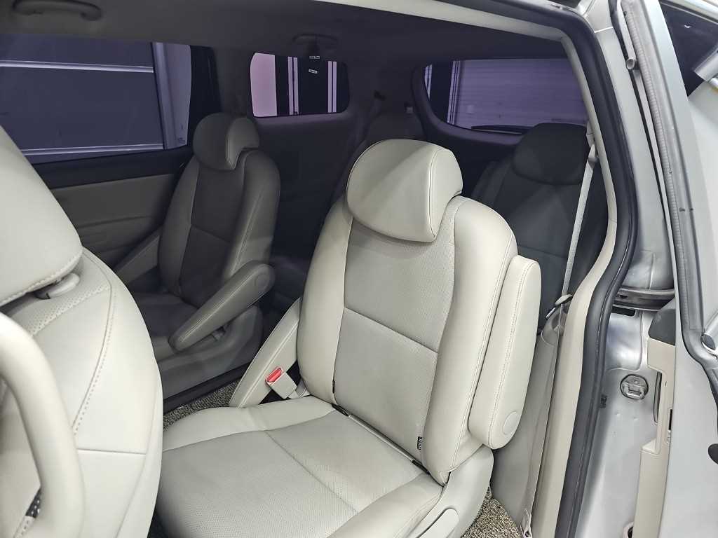 KIA Carnival - Vista 12