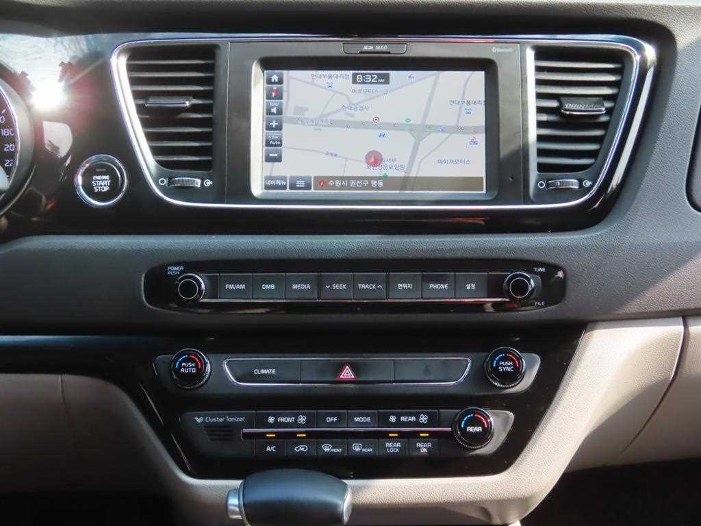 KIA Carnival - Vista 11