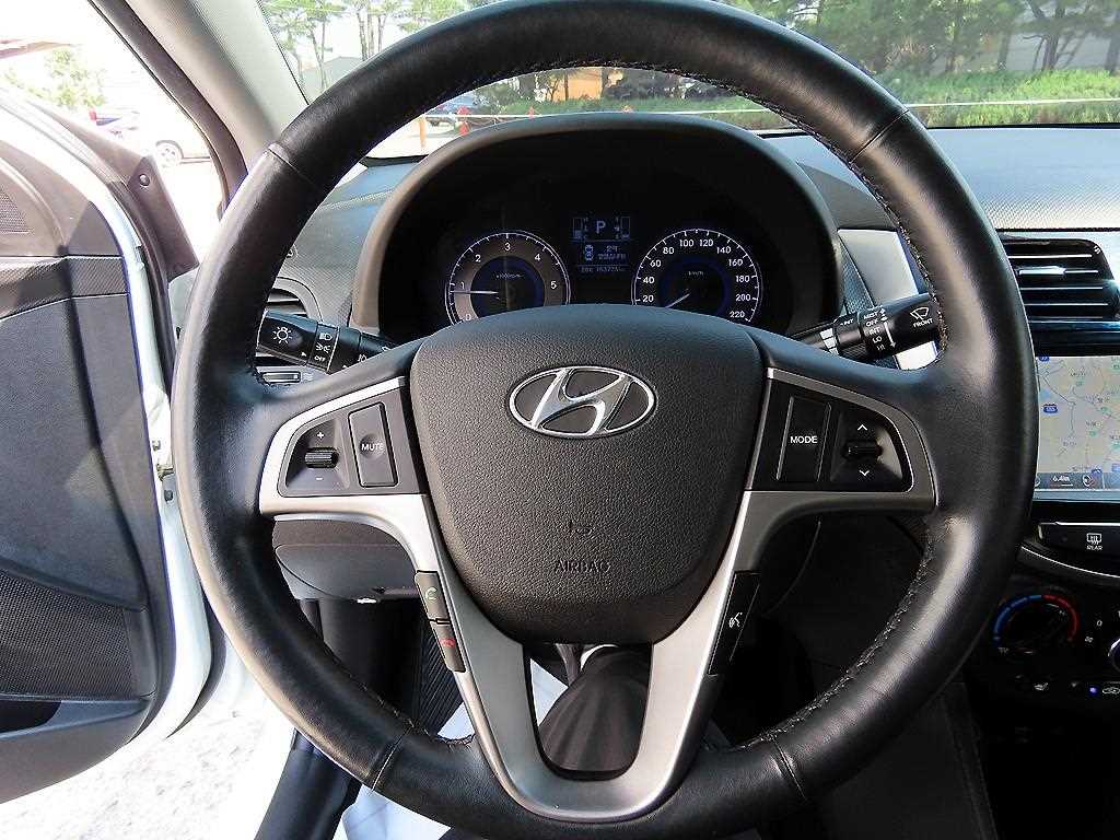HYUNDAI Accent - Vista 8