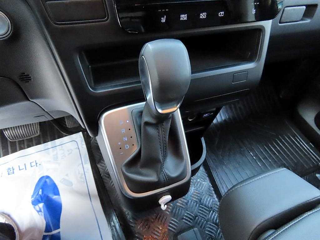 HYUNDAI Staria - Vista 10