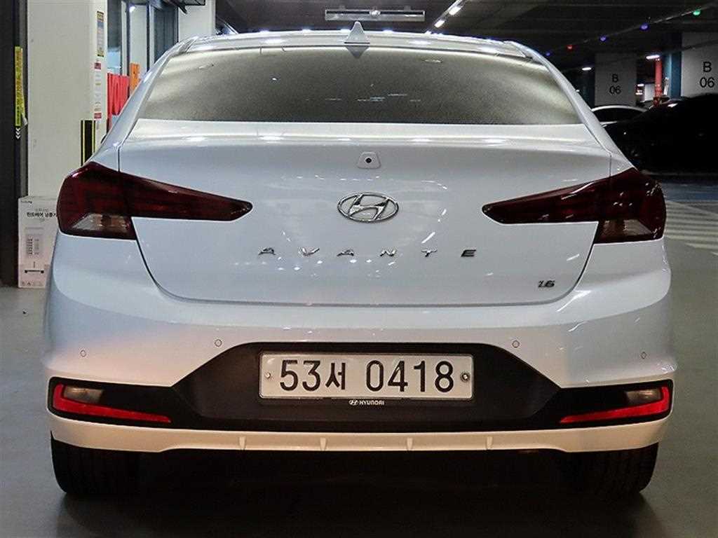 HYUNDAI Avante - Vista 5