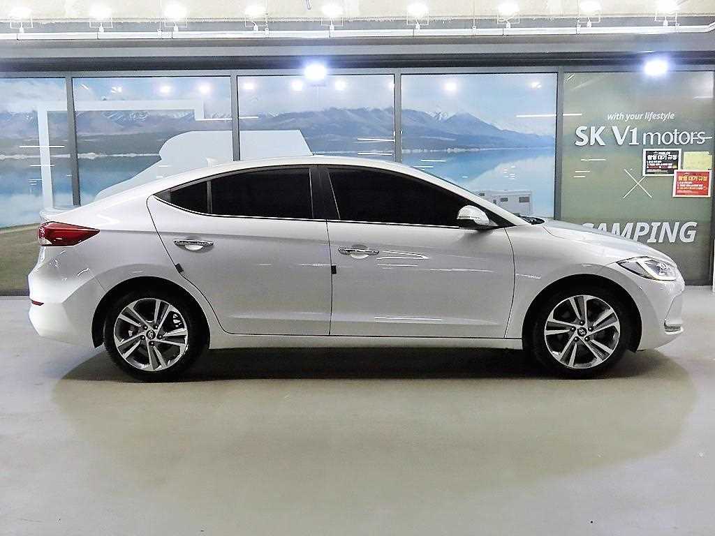 HYUNDAI Avante - Vista 3