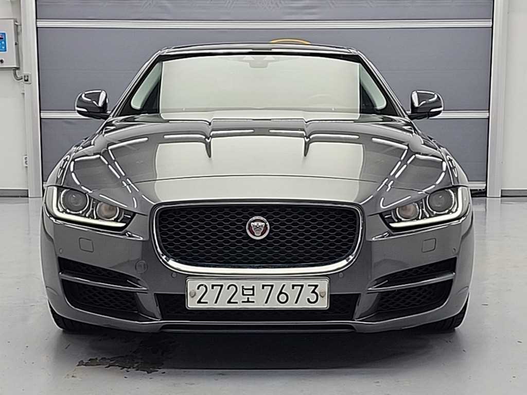 Jaguar XE - Vista 2