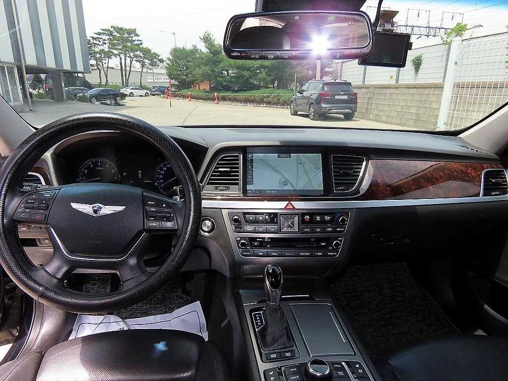 HYUNDAI Genesis - Vista 7