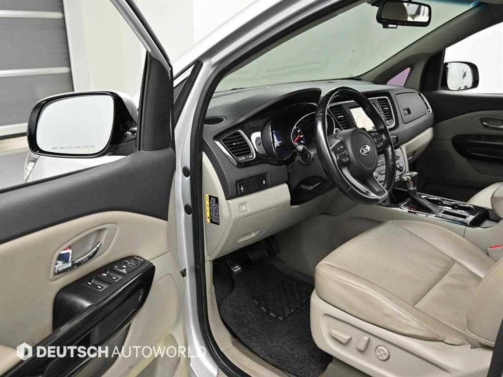 KIA Carnival - Vista 11