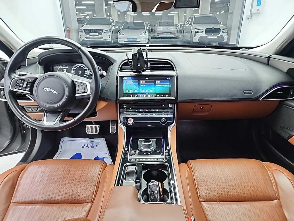 Jaguar XE - Vista 7