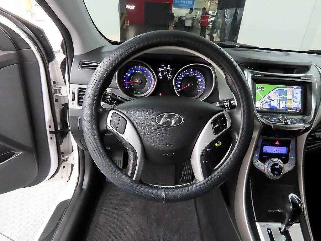 HYUNDAI Avante - Vista 9