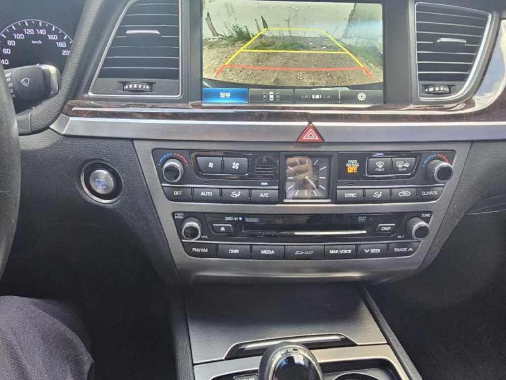 HYUNDAI Genesis - Vista 3
