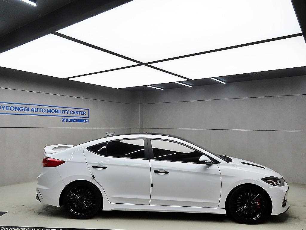 HYUNDAI Avante - Vista 2