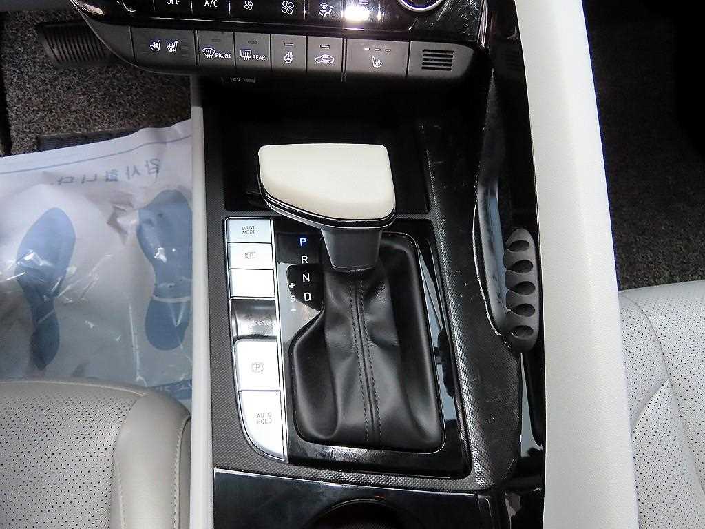 HYUNDAI Avante - Vista 10