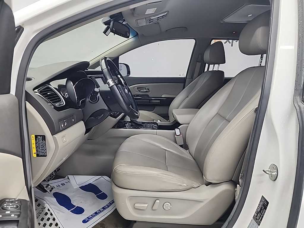 KIA Carnival - Vista 11