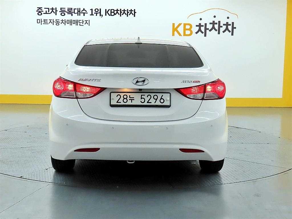 HYUNDAI Avante - Vista 3