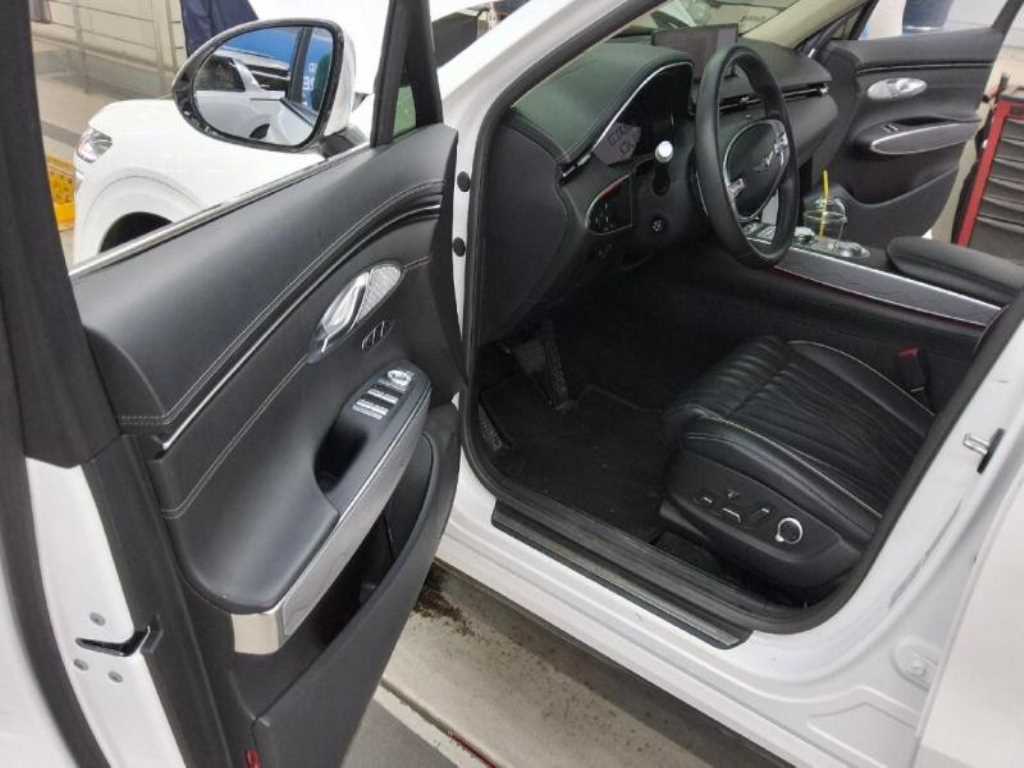 Genesis GV70 - Vista 8