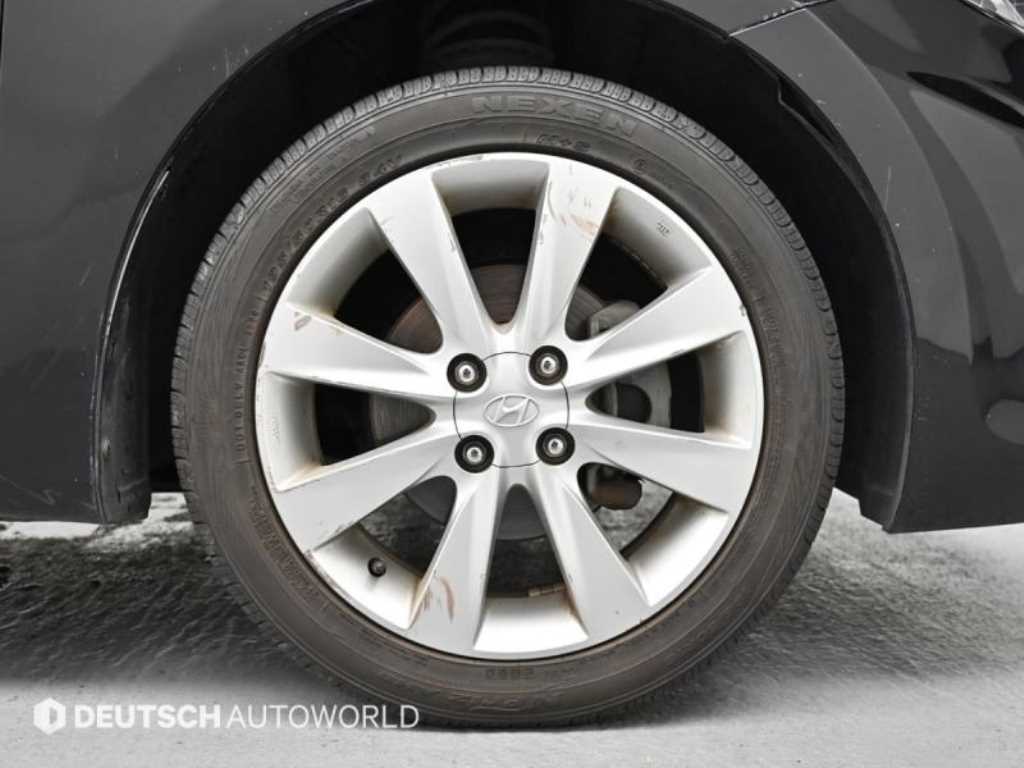 HYUNDAI Accent - Vista 5