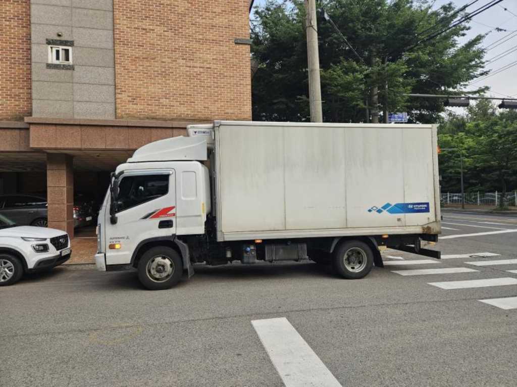 medium and large cargo truck - Vista 4