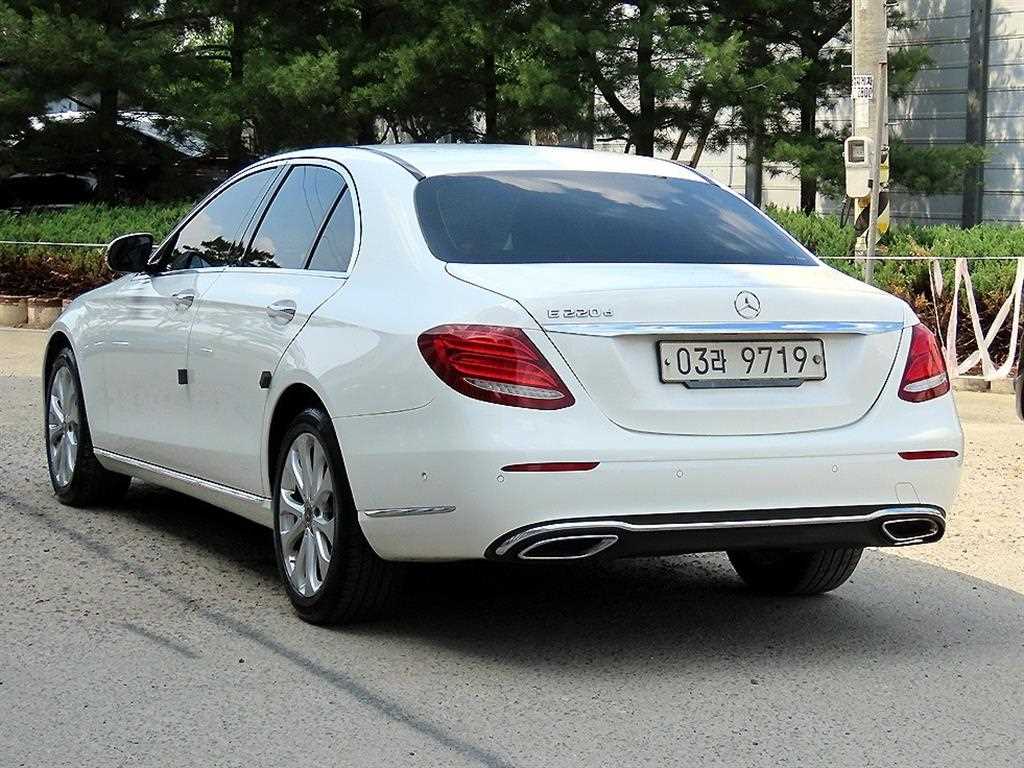 Mercedes Benz E class - Vista 3