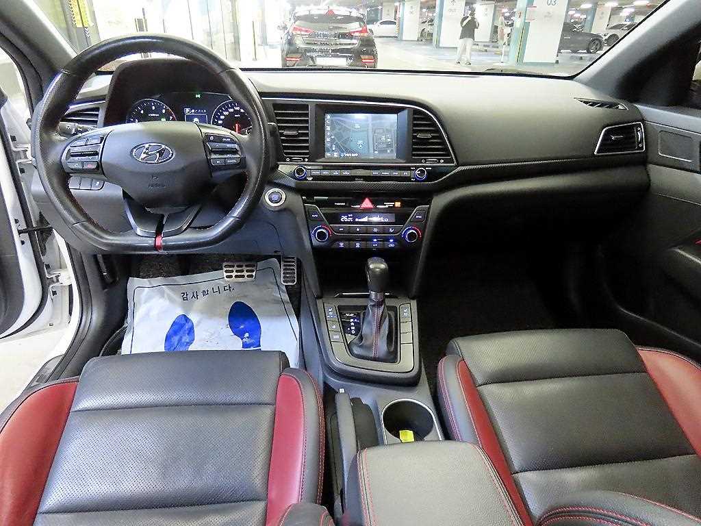 HYUNDAI Avante - Vista 10