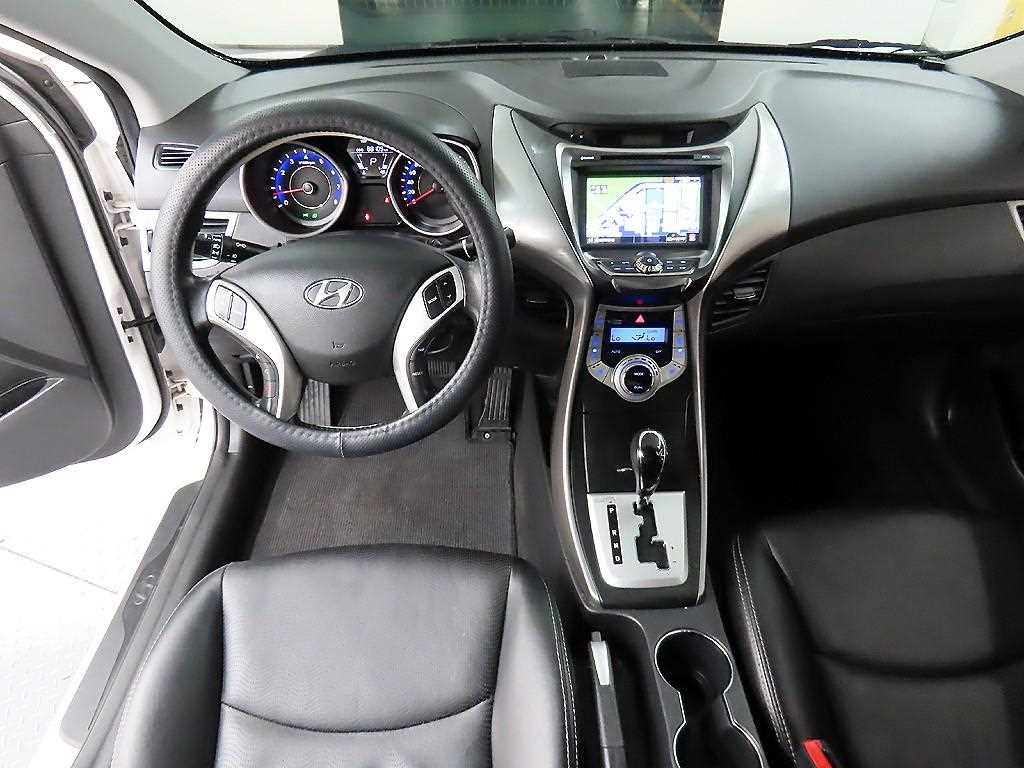 HYUNDAI Avante - Vista 7