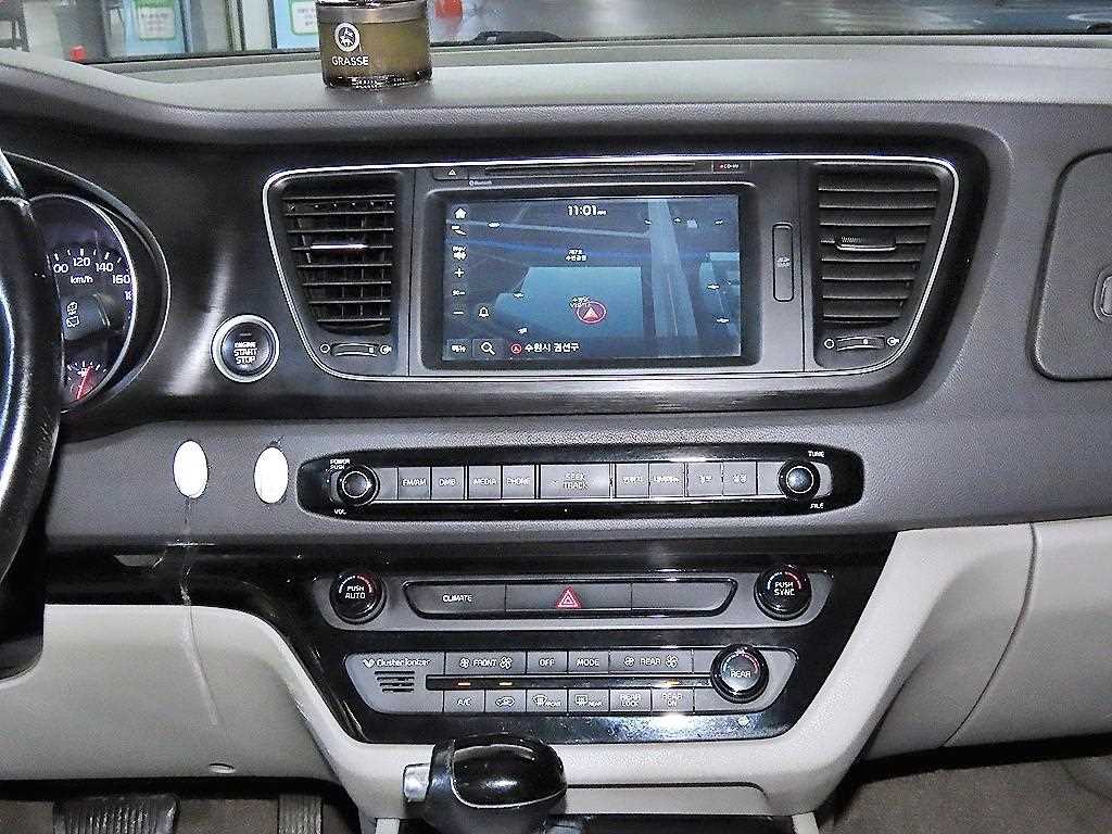 KIA Carnival - Vista 11