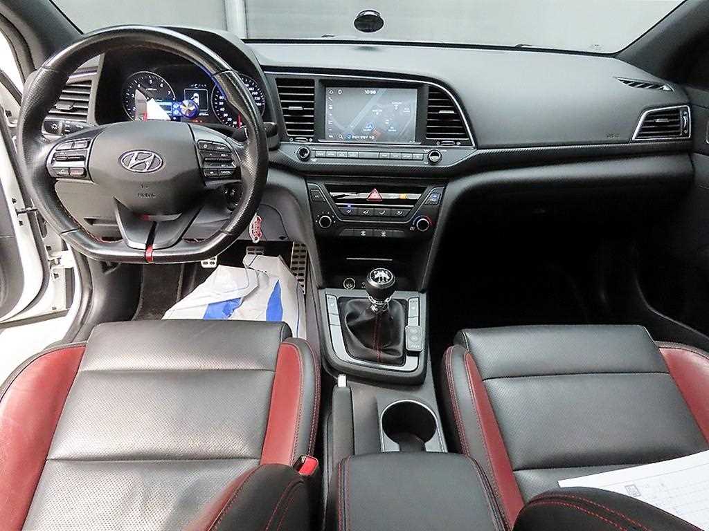 HYUNDAI Avante - Vista 7