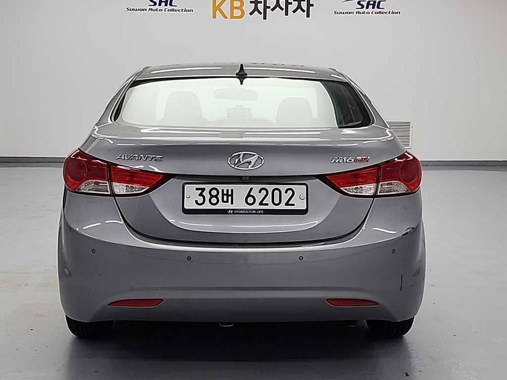 HYUNDAI Avante - Vista 3