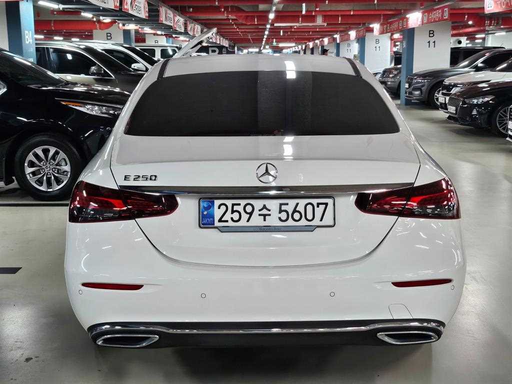 Mercedes Benz E class - Vista 4