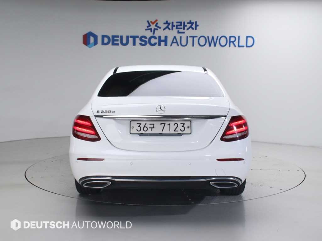 Mercedes Benz E class - Vista 4
