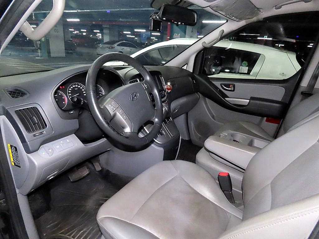 HYUNDAI Starex - Vista 10