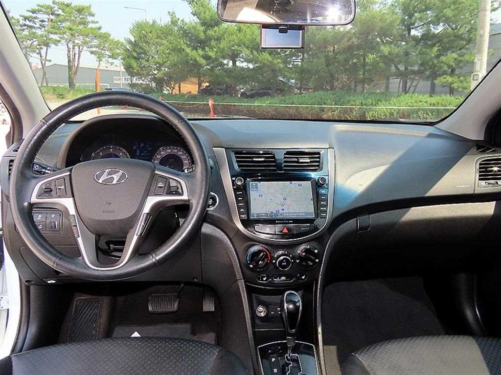 HYUNDAI Accent - Vista 7