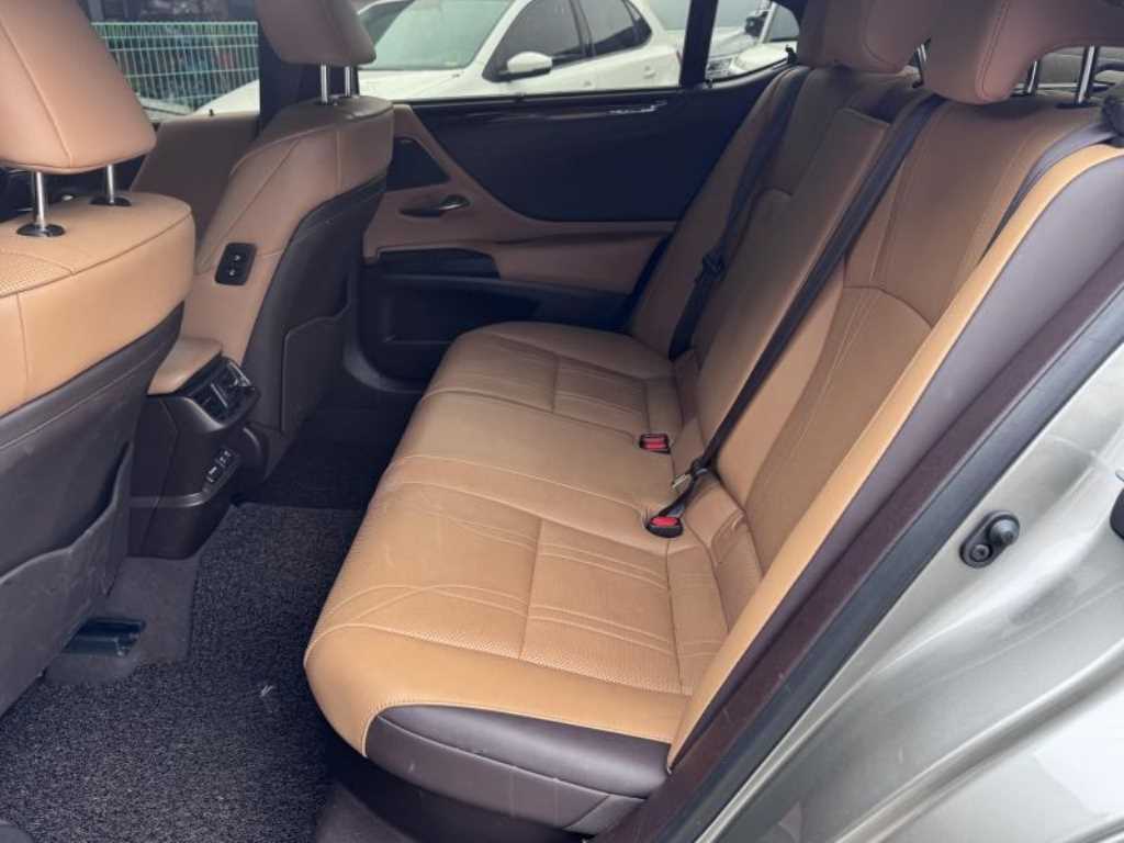 Lexus ES - Vista 7