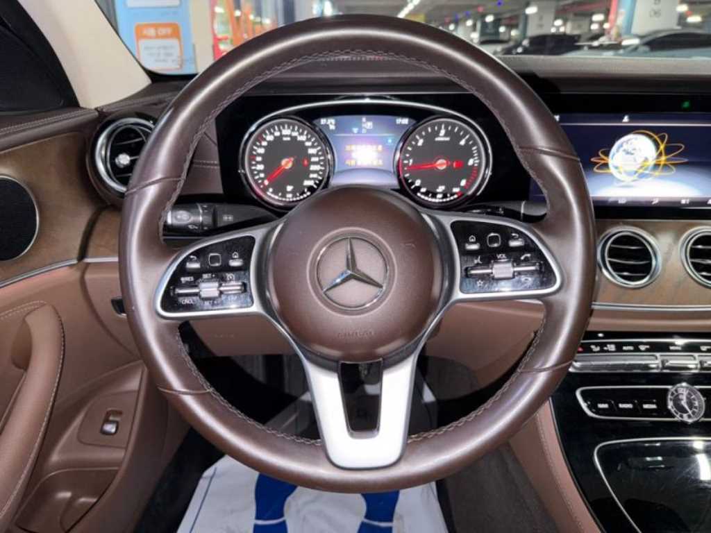 Mercedes Benz E class - Vista 8