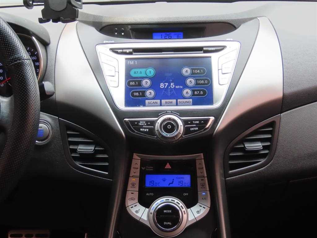 HYUNDAI Avante - Vista 10