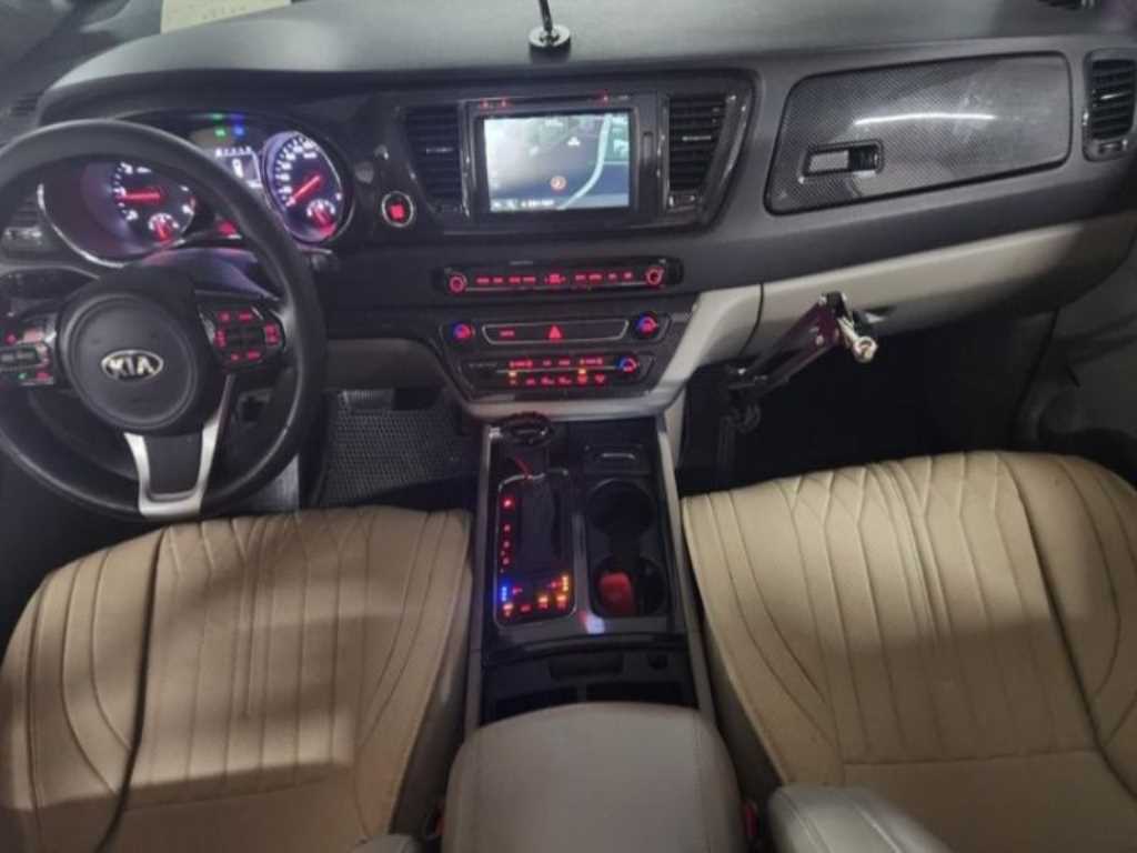 KIA Carnival - Vista 10