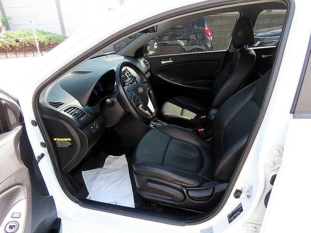 HYUNDAI Accent - Vista 5