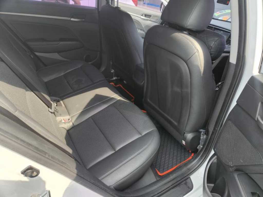 HYUNDAI Avante - Vista 10