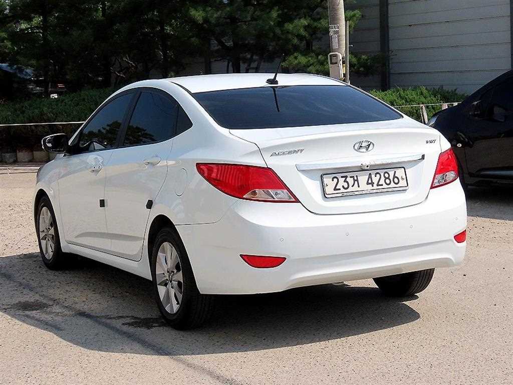 HYUNDAI Accent - Vista 3