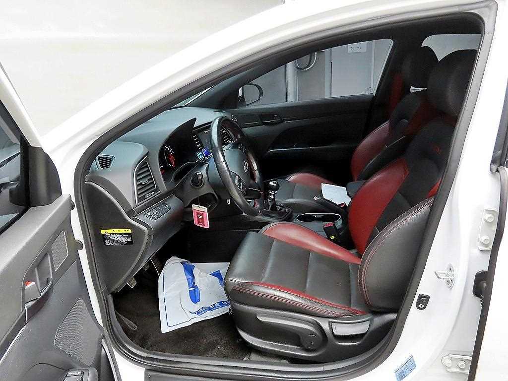 HYUNDAI Avante - Vista 5