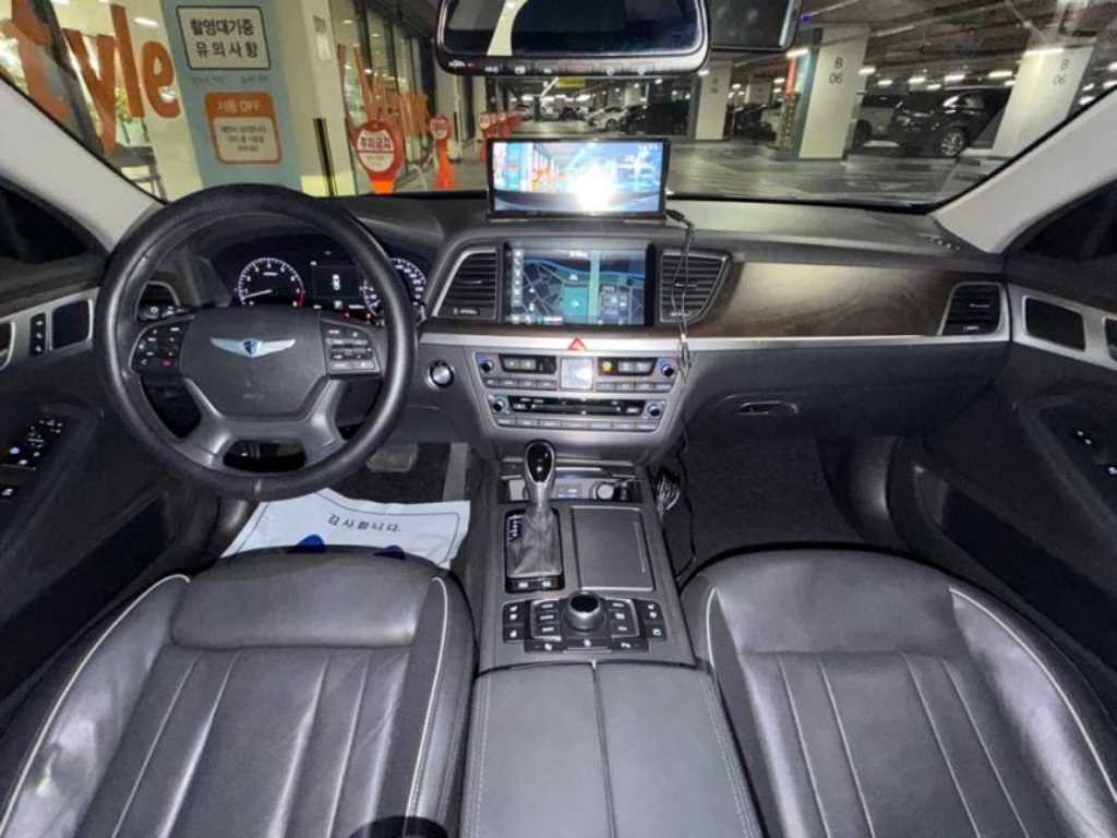 HYUNDAI Genesis - Vista 6