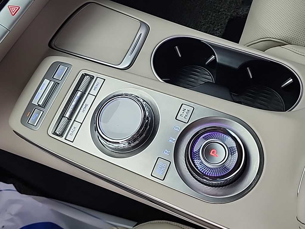 Genesis GV70 - Vista 8