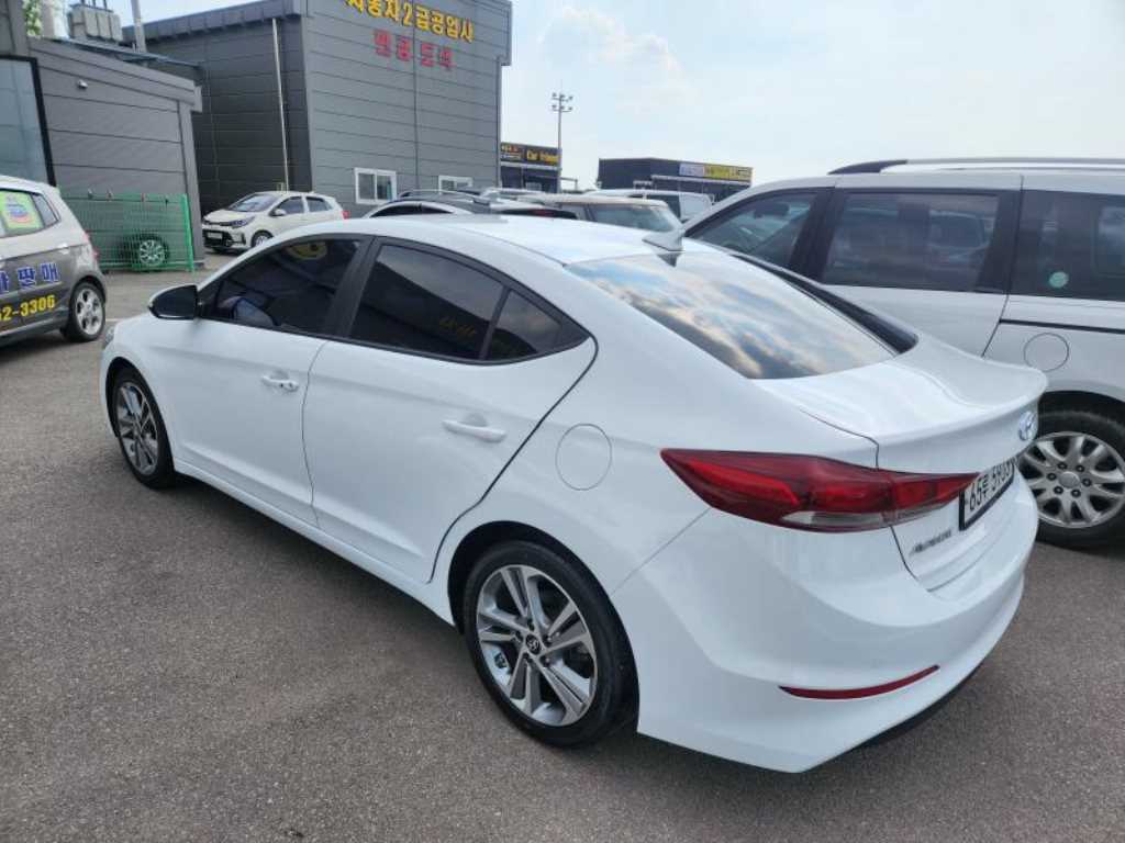 HYUNDAI Avante - Vista 5