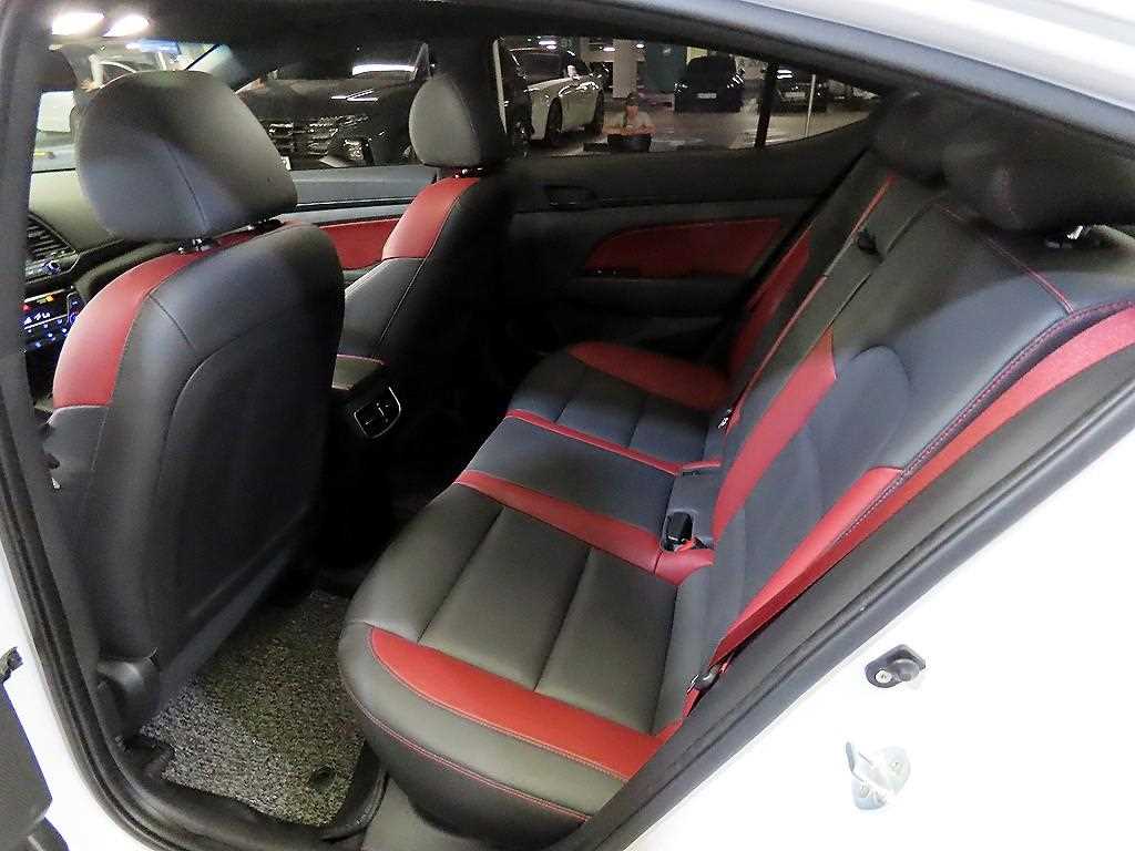HYUNDAI Avante - Vista 7