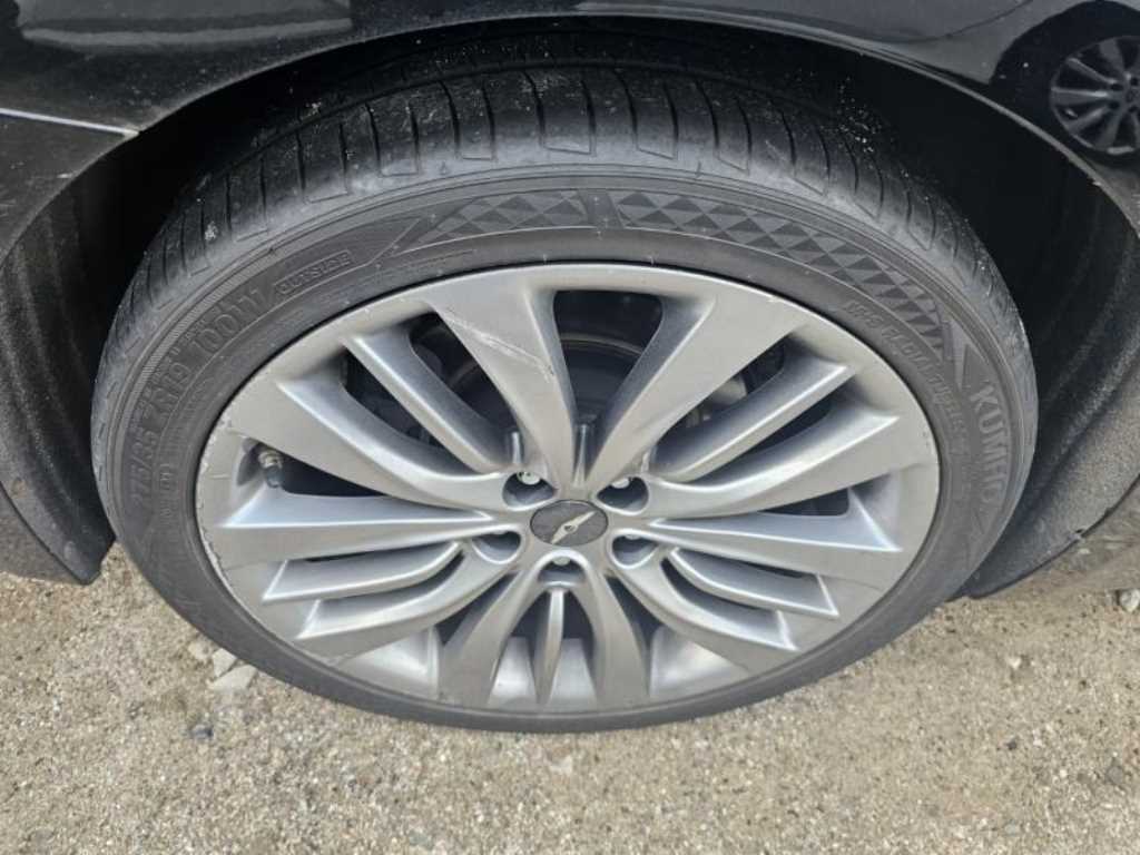 HYUNDAI Genesis - Vista 9
