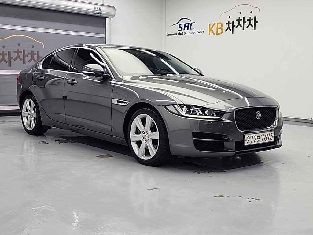 Jaguar XE - Vista 4