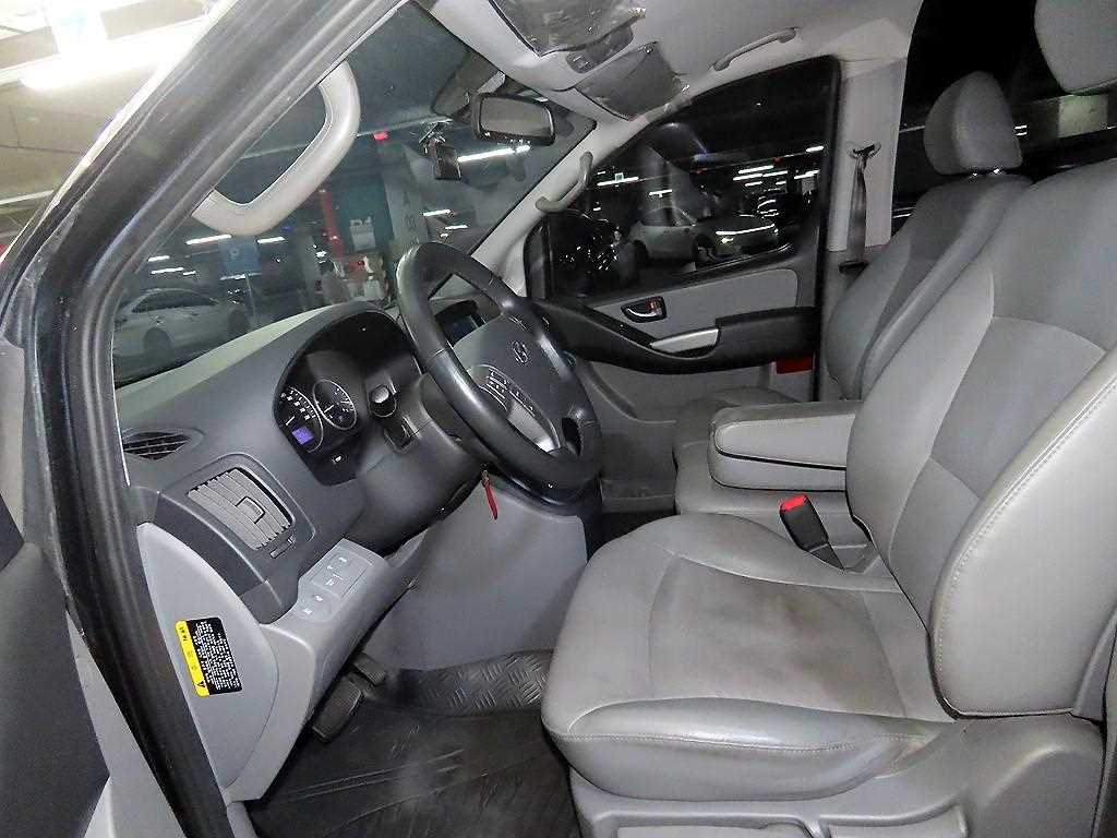 HYUNDAI Starex - Vista 6