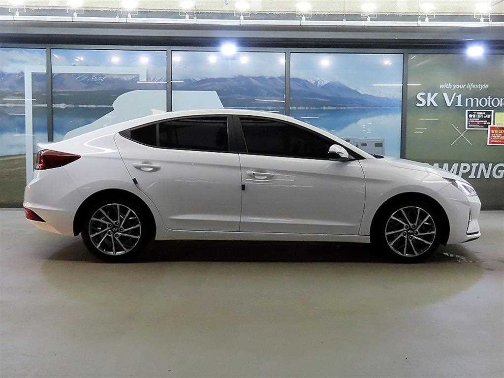 HYUNDAI Avante - Vista 3